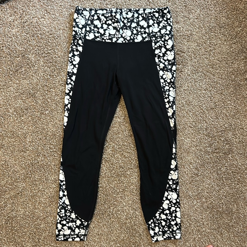 Athleta Chaturanga Capri Leggings- Size Medium